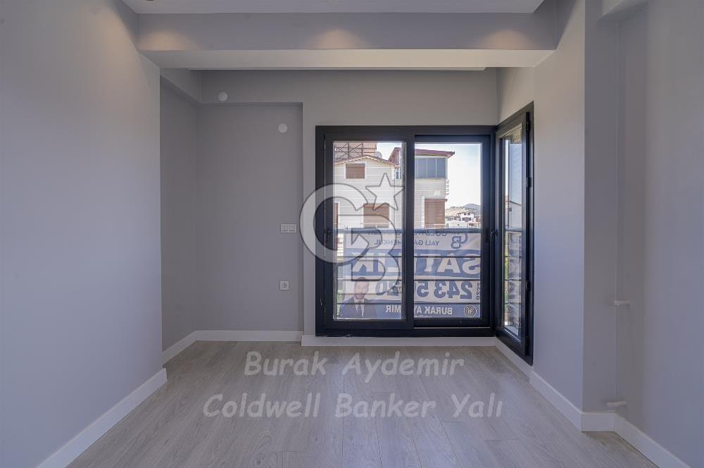  Dikili Cumhuriyet Mahallesi’nde 6+1 Müstakil Tripleks Villa – 300 m² Arsa Paylı, Otoparklı, 3 Teraslı