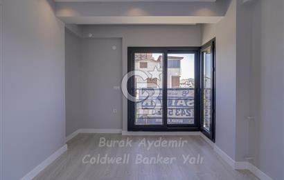  Dikili Cumhuriyet Mahallesi’nde 6+1 Müstakil Tripleks Villa – 300 m² Arsa Paylı, Otoparklı, 3 Teraslı