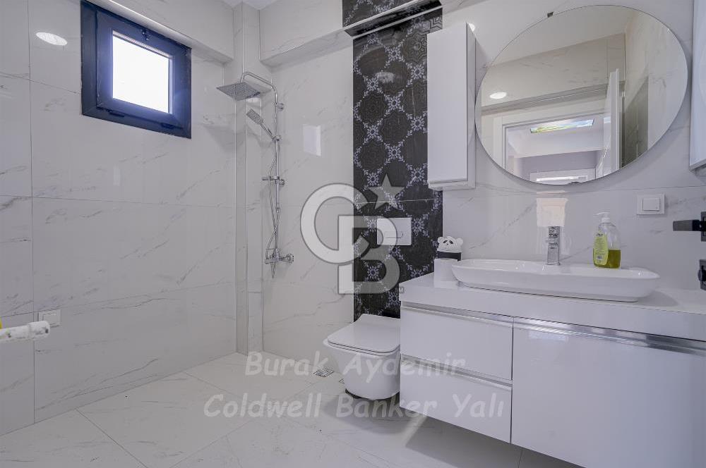  Dikili Cumhuriyet Mahallesi’nde 6+1 Müstakil Tripleks Villa – 300 m² Arsa Paylı, Otoparklı, 3 Teraslı