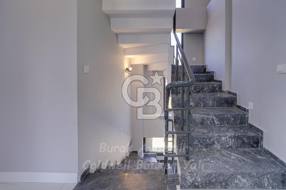  Dikili Cumhuriyet Mahallesi’nde 6+1 Müstakil Tripleks Villa – 300 m² Arsa Paylı, Otoparklı, 3 Teraslı