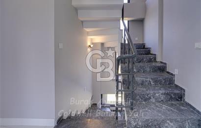  Dikili Cumhuriyet Mahallesi’nde 6+1 Müstakil Tripleks Villa – 300 m² Arsa Paylı, Otoparklı, 3 Teraslı