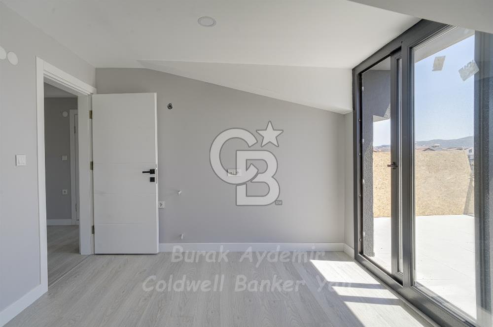  Dikili Cumhuriyet Mahallesi’nde 6+1 Müstakil Tripleks Villa – 300 m² Arsa Paylı, Otoparklı, 3 Teraslı