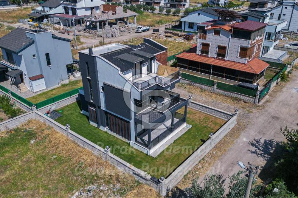  Dikili Cumhuriyet Mahallesi’nde 6+1 Müstakil Tripleks Villa – 300 m² Arsa Paylı, Otoparklı, 3 Teraslı