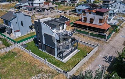  Dikili Cumhuriyet Mahallesi’nde 6+1 Müstakil Tripleks Villa – 300 m² Arsa Paylı, Otoparklı, 3 Teraslı