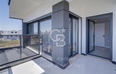  Dikili Cumhuriyet Mahallesi’nde 6+1 Müstakil Tripleks Villa – 300 m² Arsa Paylı, Otoparklı, 3 Teraslı