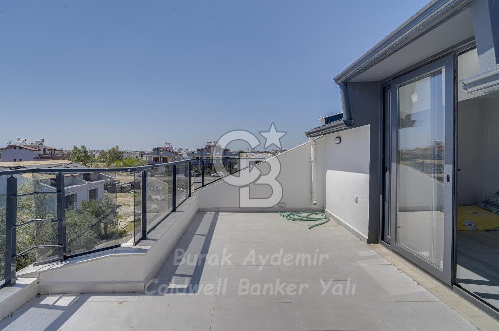  Dikili Cumhuriyet Mahallesi’nde 6+1 Müstakil Tripleks Villa – 300 m² Arsa Paylı, Otoparklı, 3 Teraslı