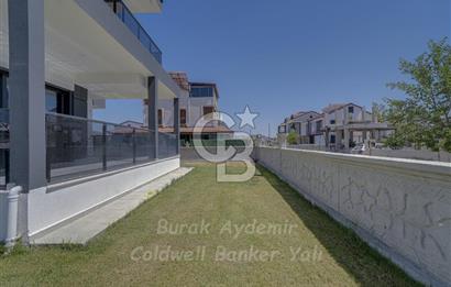  Dikili Cumhuriyet Mahallesi’nde 6+1 Müstakil Tripleks Villa – 300 m² Arsa Paylı, Otoparklı, 3 Teraslı