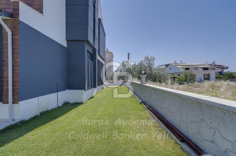  Dikili Cumhuriyet Mahallesi’nde 6+1 Müstakil Tripleks Villa – 300 m² Arsa Paylı, Otoparklı, 3 Teraslı