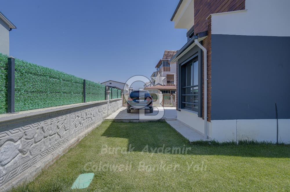  Dikili Cumhuriyet Mahallesi’nde 6+1 Müstakil Tripleks Villa – 300 m² Arsa Paylı, Otoparklı, 3 Teraslı