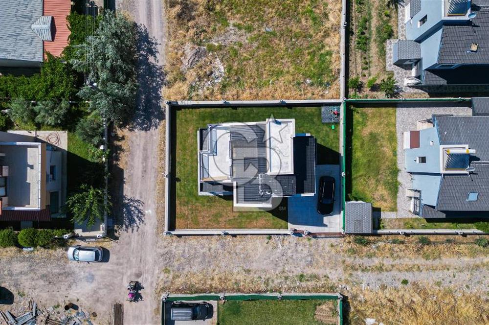  Dikili Cumhuriyet Mahallesi’nde 6+1 Müstakil Tripleks Villa – 300 m² Arsa Paylı, Otoparklı, 3 Teraslı
