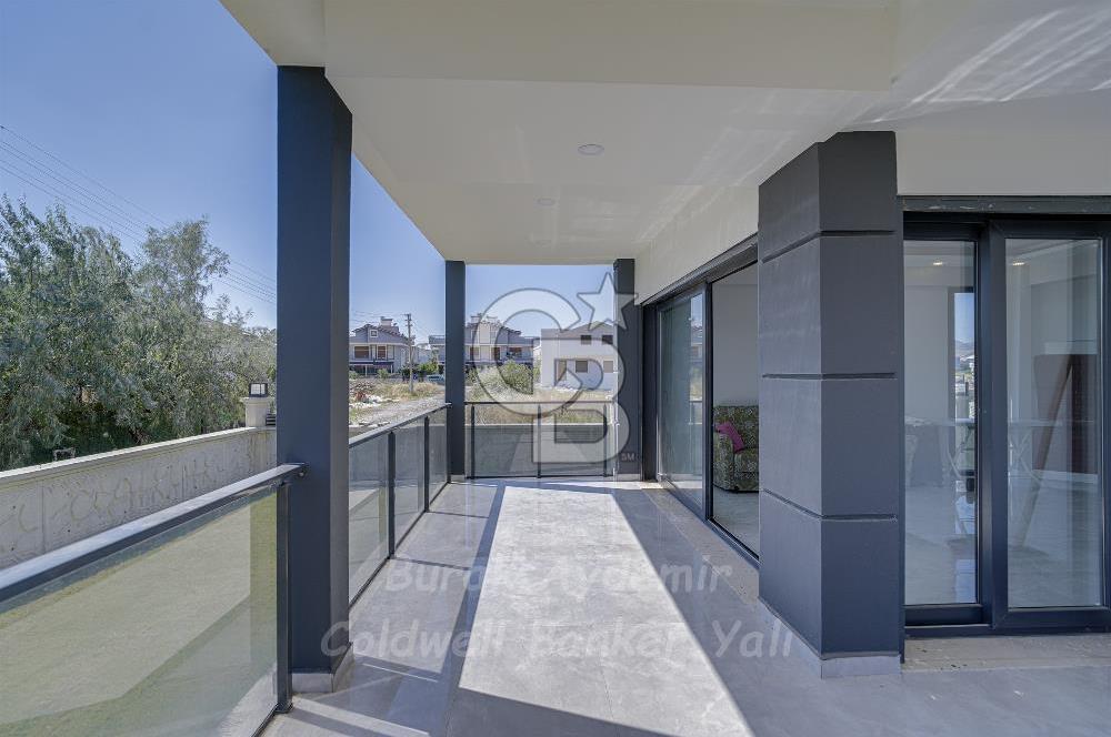  Dikili Cumhuriyet Mahallesi’nde 6+1 Müstakil Tripleks Villa – 300 m² Arsa Paylı, Otoparklı, 3 Teraslı