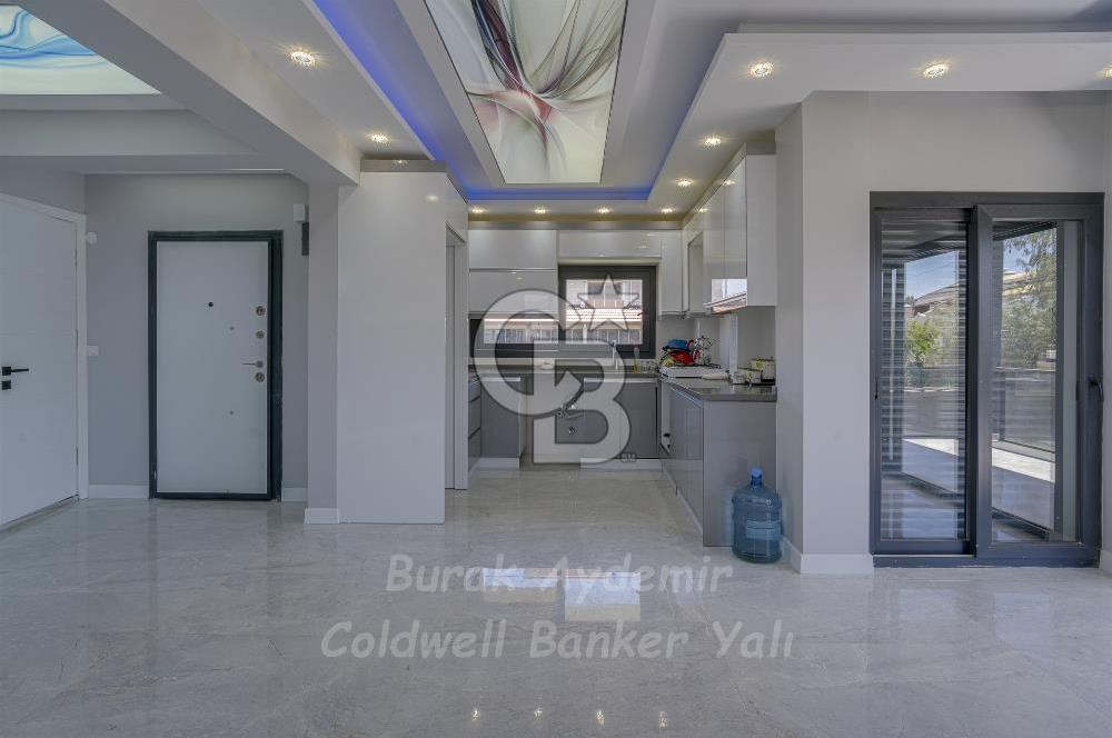  Dikili Cumhuriyet Mahallesi’nde 6+1 Müstakil Tripleks Villa – 300 m² Arsa Paylı, Otoparklı, 3 Teraslı