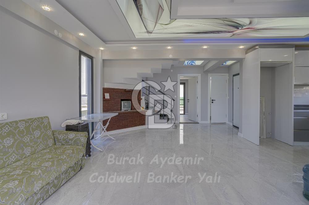  Dikili Cumhuriyet Mahallesi’nde 6+1 Müstakil Tripleks Villa – 300 m² Arsa Paylı, Otoparklı, 3 Teraslı