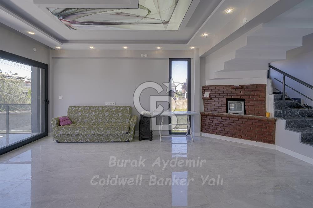  Dikili Cumhuriyet Mahallesi’nde 6+1 Müstakil Tripleks Villa – 300 m² Arsa Paylı, Otoparklı, 3 Teraslı