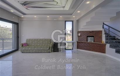  Dikili Cumhuriyet Mahallesi’nde 6+1 Müstakil Tripleks Villa – 300 m² Arsa Paylı, Otoparklı, 3 Teraslı