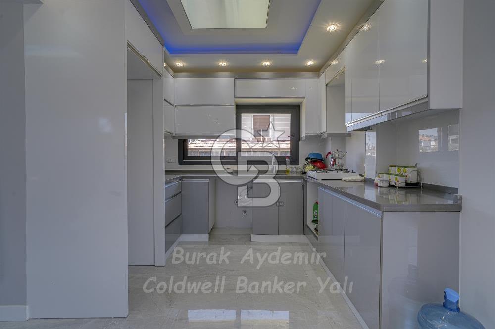  Dikili Cumhuriyet Mahallesi’nde 6+1 Müstakil Tripleks Villa – 300 m² Arsa Paylı, Otoparklı, 3 Teraslı