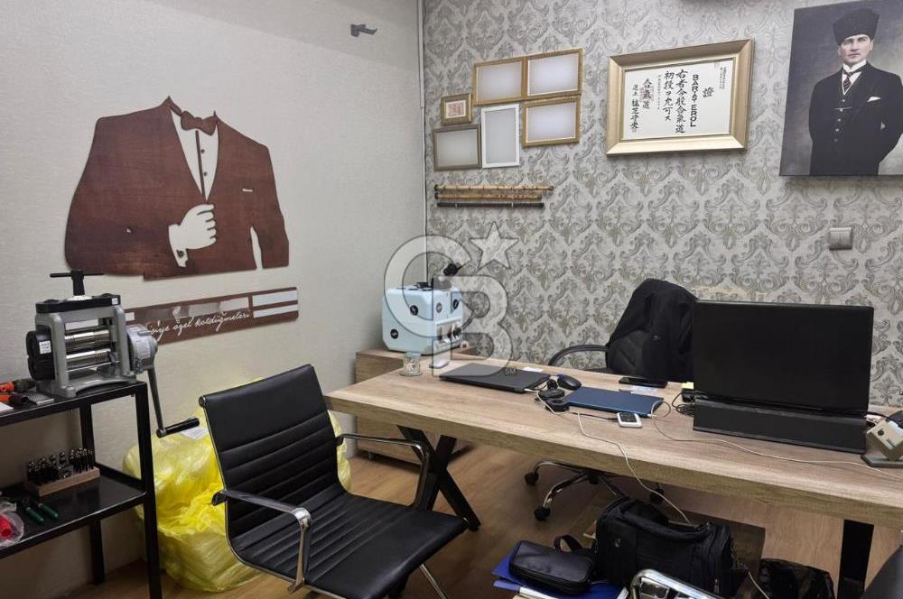 Üsküdar Kuyumcular Çarşısı'nda Satılık Net 24 m² Dükkan