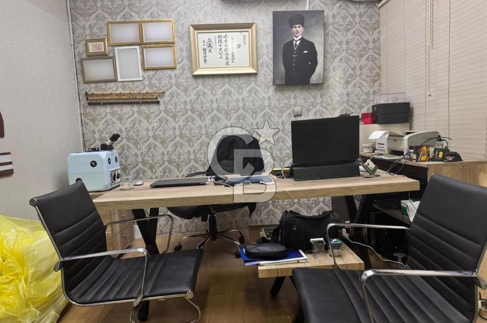 Üsküdar Kuyumcular Çarşısı'nda Satılık Net 24 m² Dükkan