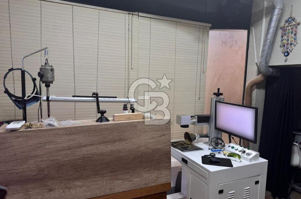 Üsküdar Kuyumcular Çarşısı'nda Satılık Net 24 m² Dükkan