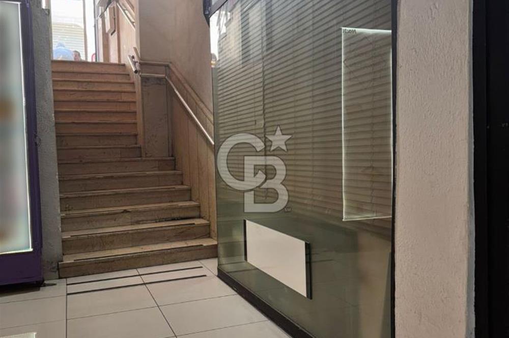 Üsküdar Kuyumcular Çarşısı'nda Satılık Net 24 m² Dükkan