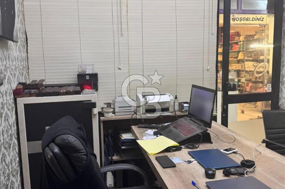 Üsküdar Kuyumcular Çarşısı'nda Satılık Net 24 m² Dükkan