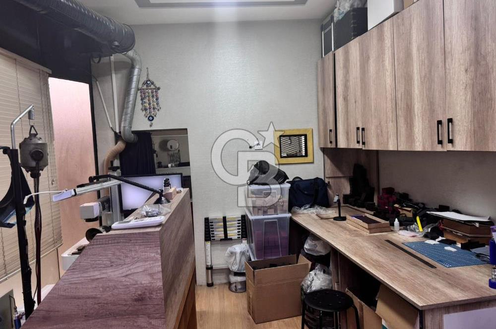 Üsküdar Kuyumcular Çarşısı'nda Satılık Net 24 m² Dükkan