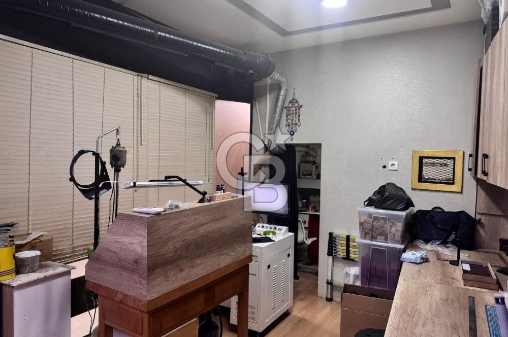 Üsküdar Kuyumcular Çarşısı'nda Satılık Net 24 m² Dükkan