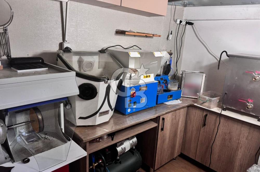 Üsküdar Kuyumcular Çarşısı'nda Satılık Net 24 m² Dükkan