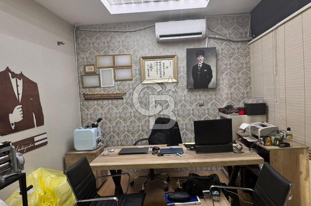 Üsküdar Kuyumcular Çarşısı'nda Satılık Net 24 m² Dükkan