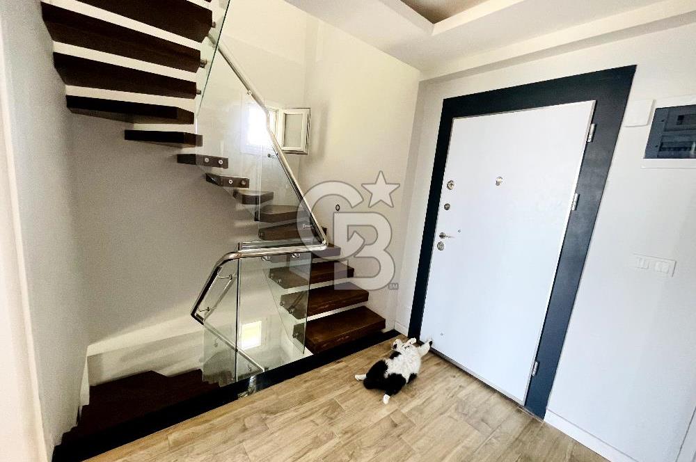 YENİ FOÇA'DA EŞSİZ MANZARALI MÜSTAKİL TRİPLEX VİLLA 