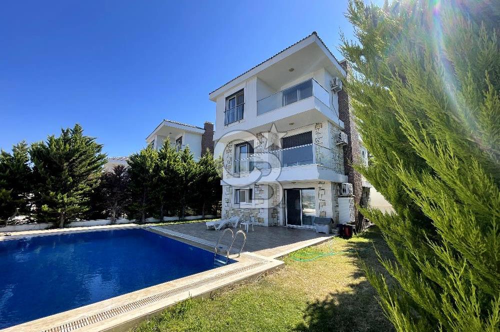 YENİ FOÇA'DA EŞSİZ MANZARALI MÜSTAKİL TRİPLEX VİLLA 
