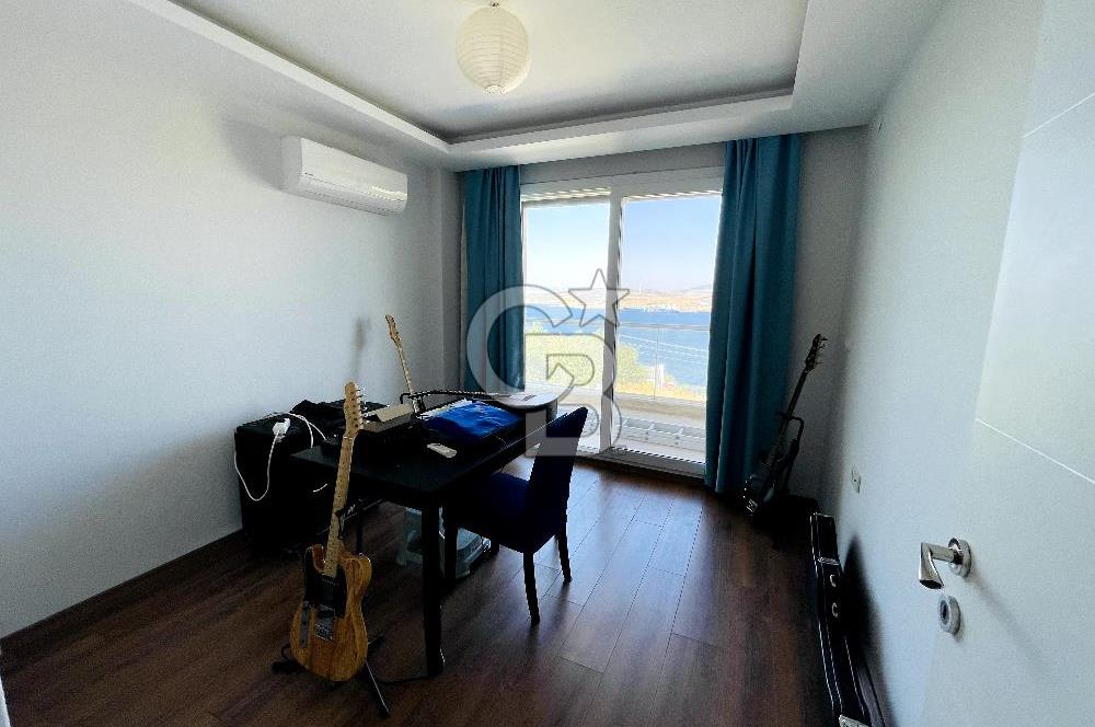 YENİ FOÇA'DA EŞSİZ MANZARALI MÜSTAKİL TRİPLEX VİLLA 