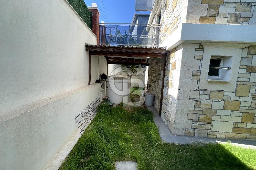 YENİ FOÇA'DA EŞSİZ MANZARALI MÜSTAKİL TRİPLEX VİLLA 