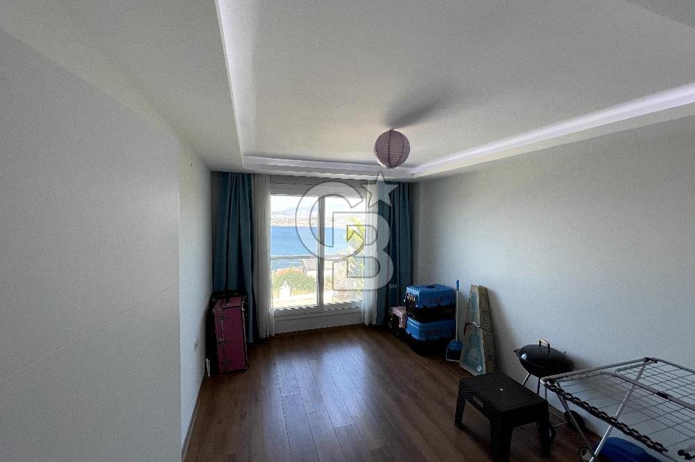 YENİ FOÇA'DA EŞSİZ MANZARALI MÜSTAKİL TRİPLEX VİLLA 
