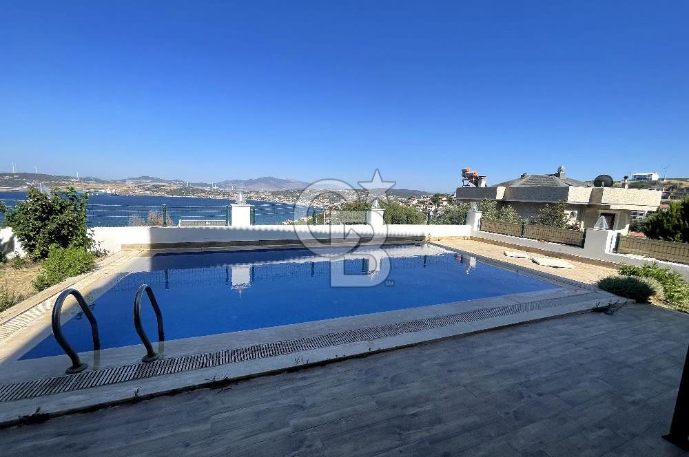 YENİ FOÇA'DA EŞSİZ MANZARALI MÜSTAKİL TRİPLEX VİLLA 