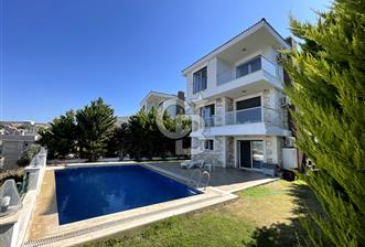 YENİ FOÇA'DA EŞSİZ MANZARALI MÜSTAKİL TRİPLEX VİLLA 
