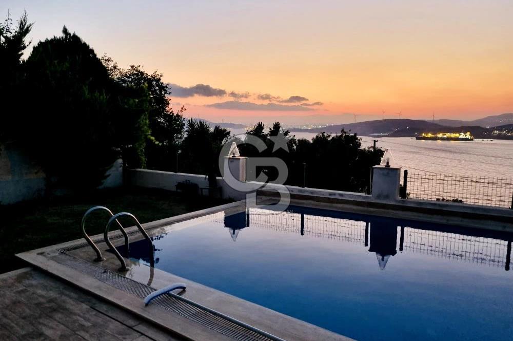 YENİ FOÇA'DA EŞSİZ MANZARALI MÜSTAKİL TRİPLEX VİLLA 
