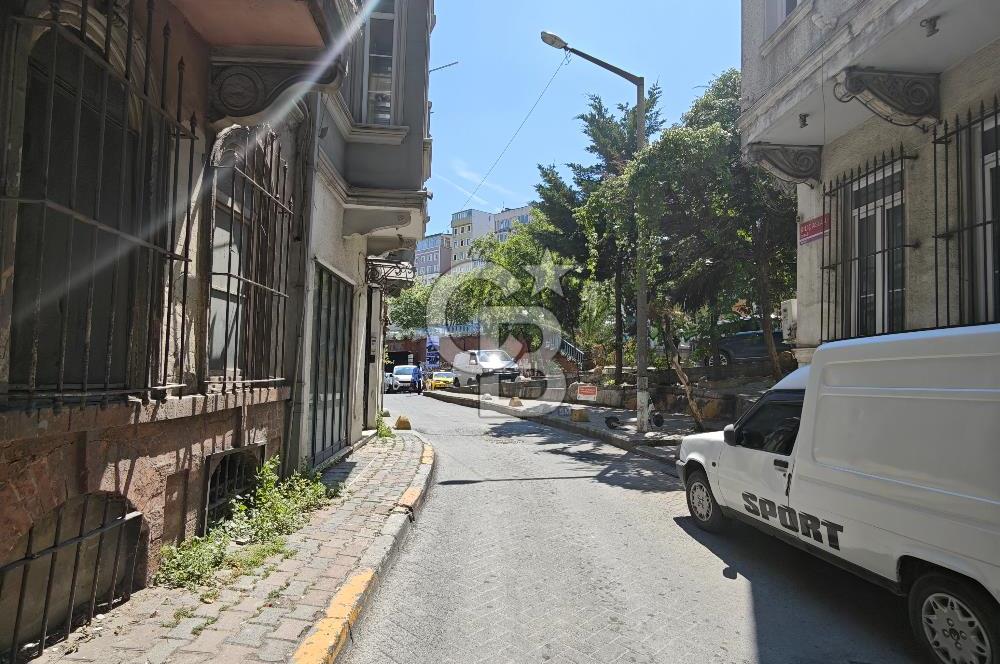 BEYOĞLU KILIÇ ASLAN SOKAKTA 45M2, 1+1, EŞYASIZ KİRALIK DAİRELER
