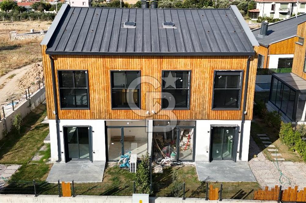 URLA KUŞÇULAR 4+1 MÜSTAKİL BAHÇE VE HAVUZLU VİLLA