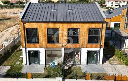 URLA KUŞÇULAR 4+1 MÜSTAKİL BAHÇE VE HAVUZLU VİLLA