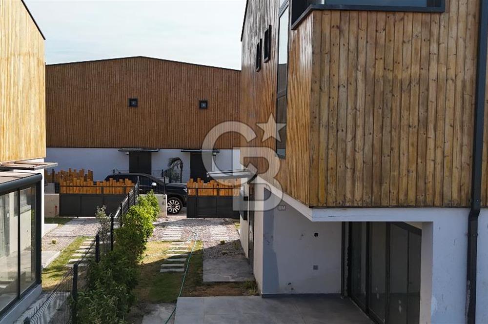URLA KUŞÇULAR 4+1 MÜSTAKİL BAHÇE VE HAVUZLU VİLLA