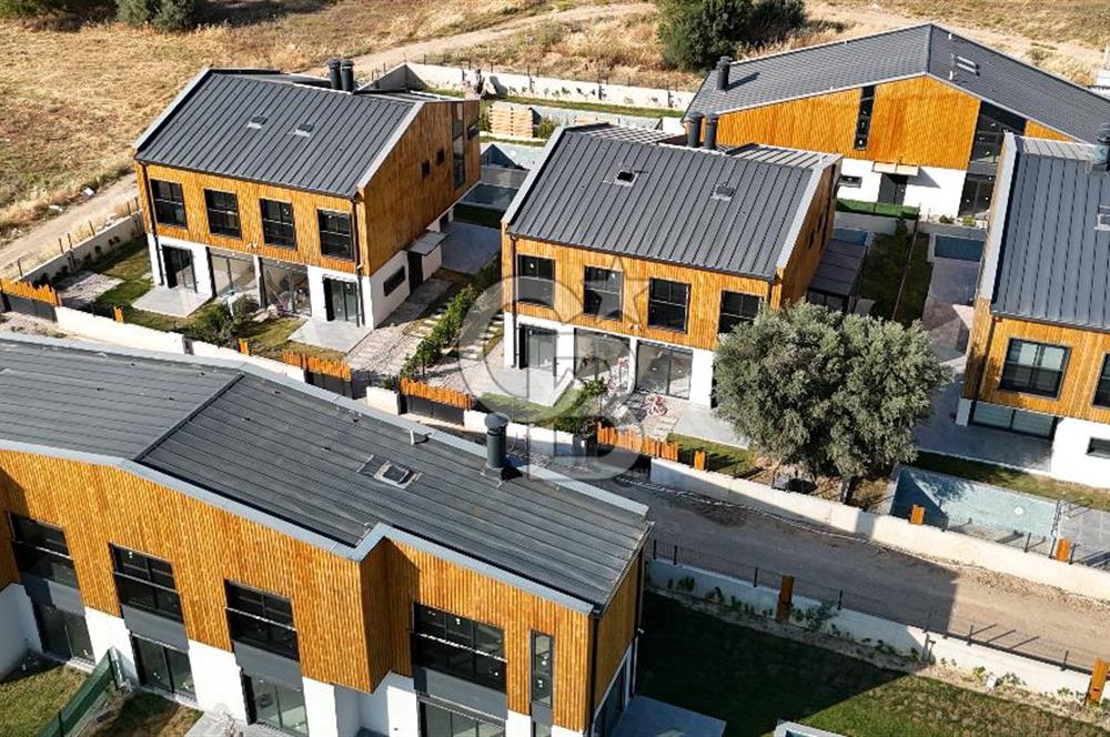 URLA KUŞÇULAR 4+1 MÜSTAKİL BAHÇE VE HAVUZLU VİLLA