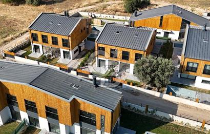 URLA KUŞÇULAR 4+1 MÜSTAKİL BAHÇE VE HAVUZLU VİLLA