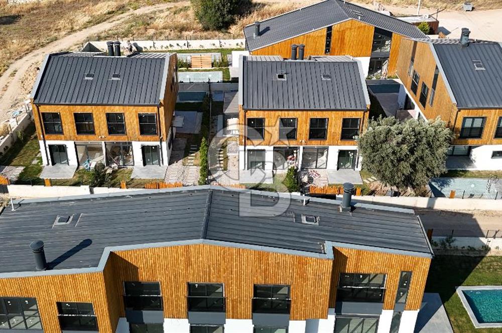 URLA KUŞÇULAR 4+1 MÜSTAKİL BAHÇE VE HAVUZLU VİLLA