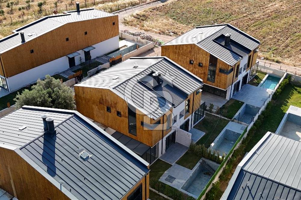 URLA KUŞÇULAR 4+1 MÜSTAKİL BAHÇE VE HAVUZLU VİLLA