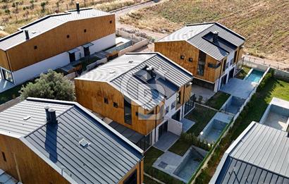 URLA KUŞÇULAR 4+1 MÜSTAKİL BAHÇE VE HAVUZLU VİLLA