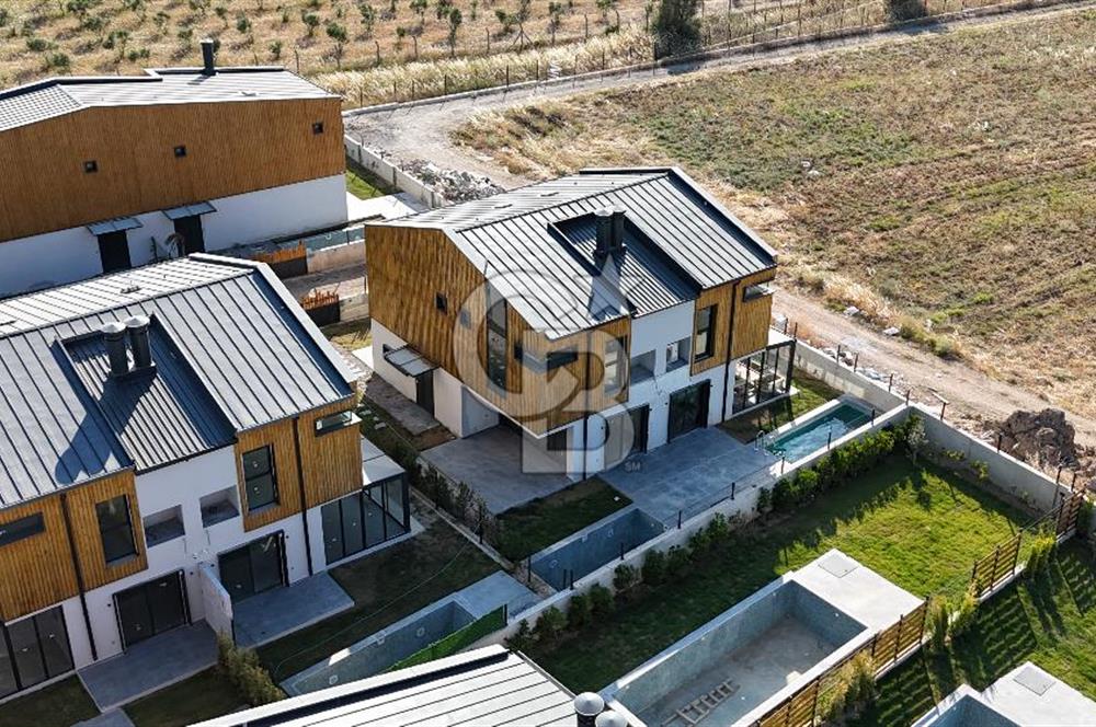URLA KUŞÇULAR 4+1 MÜSTAKİL BAHÇE VE HAVUZLU VİLLA