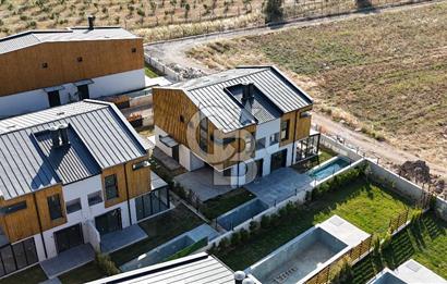 URLA KUŞÇULAR 4+1 MÜSTAKİL BAHÇE VE HAVUZLU VİLLA
