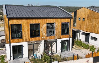 URLA KUŞÇULAR 4+1 MÜSTAKİL BAHÇE VE HAVUZLU VİLLA
