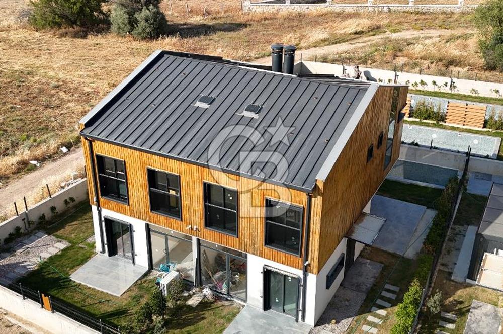 URLA KUŞÇULAR 4+1 MÜSTAKİL BAHÇE VE HAVUZLU VİLLA